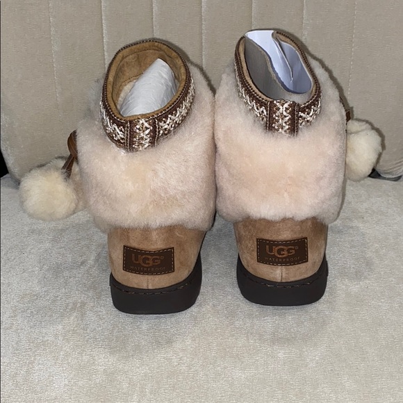 BEAUTIFUL BRAND NEW UGGS! - Picture 3 of 4